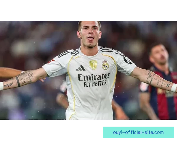 重逢爱徒德米在大战皇马前主动拥抱昔日河床弟子马斯坦托诺